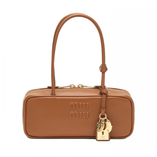 ◆당일◆26SS 엠보 로고 레더 스몰 보백 코냑 5BB173 2CRW F0046