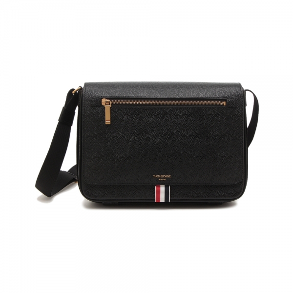 26SS 삼선 페블 그레인 리포터백 블랙 MAG143B 00198 001