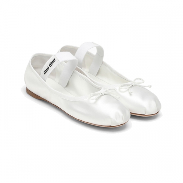 ◆당일◆25FW 로고 스트랩 발레리나 새틴 플랫 슈즈 화이트 5F794D QU6 F0009