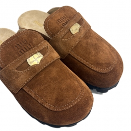 ◆당일◆26SS 엠보 로고 스웨이드 페니 뮬 브라운 5D058E 054 F0316