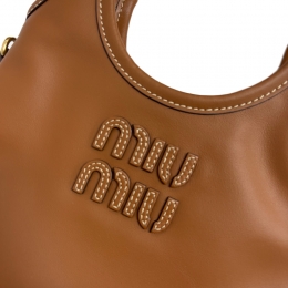 ◆당일◆26SS 로고 자수 아이비 레더 핸드백 코냑 5BA281 2CRW F0046