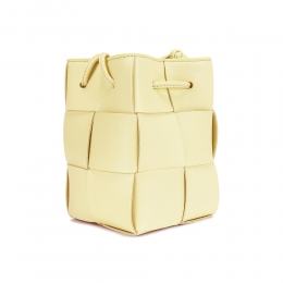 ◆당일◆25SS 카세트 인트레치아토 숄더백 캐모마일 680217 VCQC4 7117