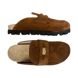 ◆당일◆26SS 엠보 로고 스웨이드 페니 뮬 브라운 5D058E 054 F0316