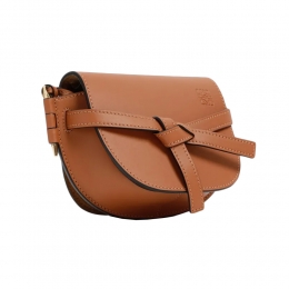 ◆당일◆25SS 로고 각인 게이트 미니 크로스백 탄 A650N46X13 2530