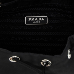 ◆당일◆26SS 삼각로고 드로스트링 버킷백 블랙 1NS369 R067 F0002