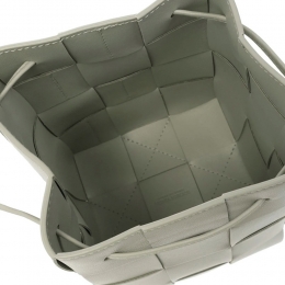 ◆당일◆25SS 카세트 인트레치아토 스몰 숄더백 그레이 680218 VCQC4 1556